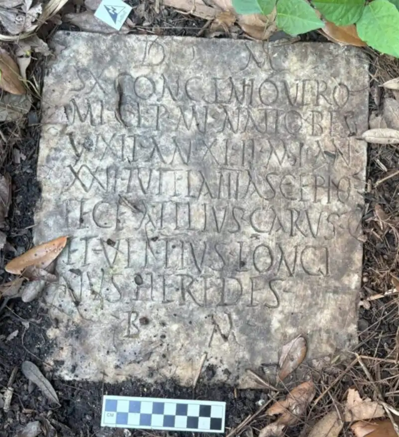 Wie kam eine Grabplatte aus der Römerzeit in einen Garten in New Orleans?