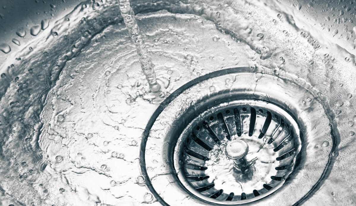 Eine einfache Methode, um das Waschbecken zu Hause ohne aggressive Chemikalien zu reinigen