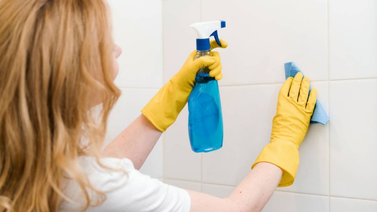 Ohne Bleichmittel und Zitrone: eine effektive und radikale Methode, um Fliesen in der Küche zu reinigen und ihnen ihren Glanz zurückzugeben