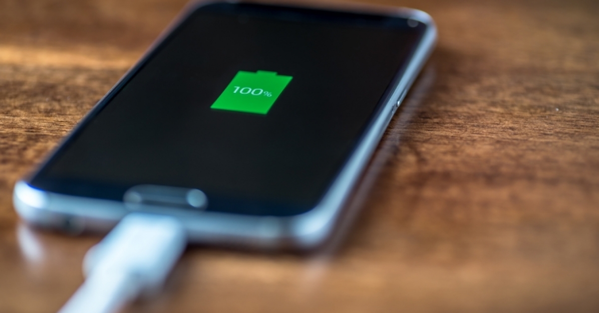 Verwenden Sie diesen Trick, um Ihr Mobiltelefon viel schneller aufzuladen: Sie müssen lediglich eine Taste drücken, die sich auf allen Telefonen befindet, und der Akku wird im Handumdrehen aufgeladen.