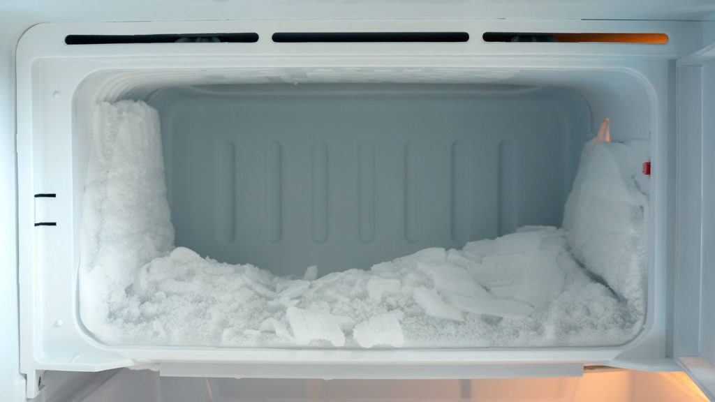 Entfernen Sie Eis aus Ihrem Gefrierschrank in wenigen Minuten mit Aluminiumfolie und sparen Sie Energie