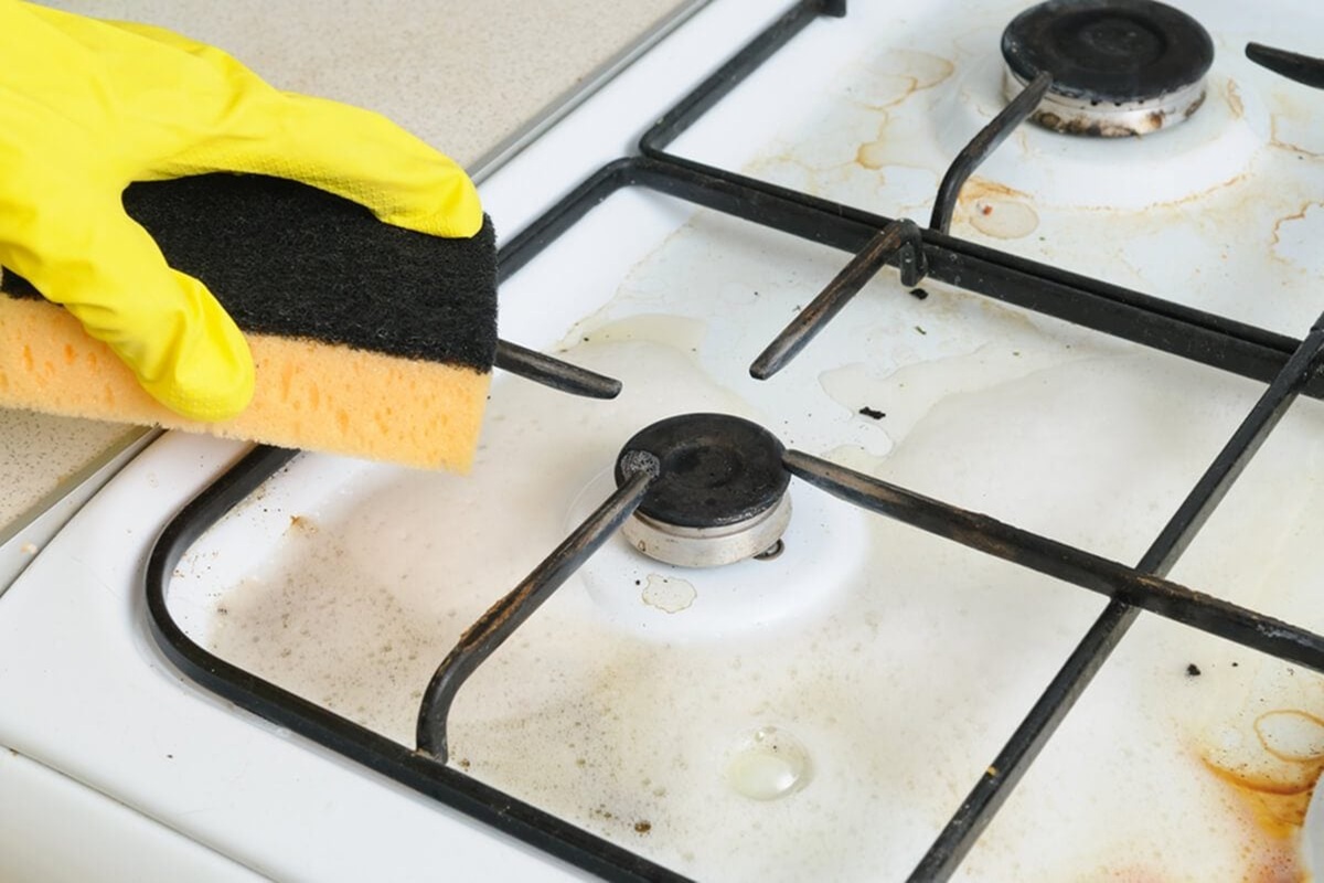 Ohne Essig und Backpulver: Eine einfache Methode, um den Backofen und den Herd in der Küche schnell zu reinigen