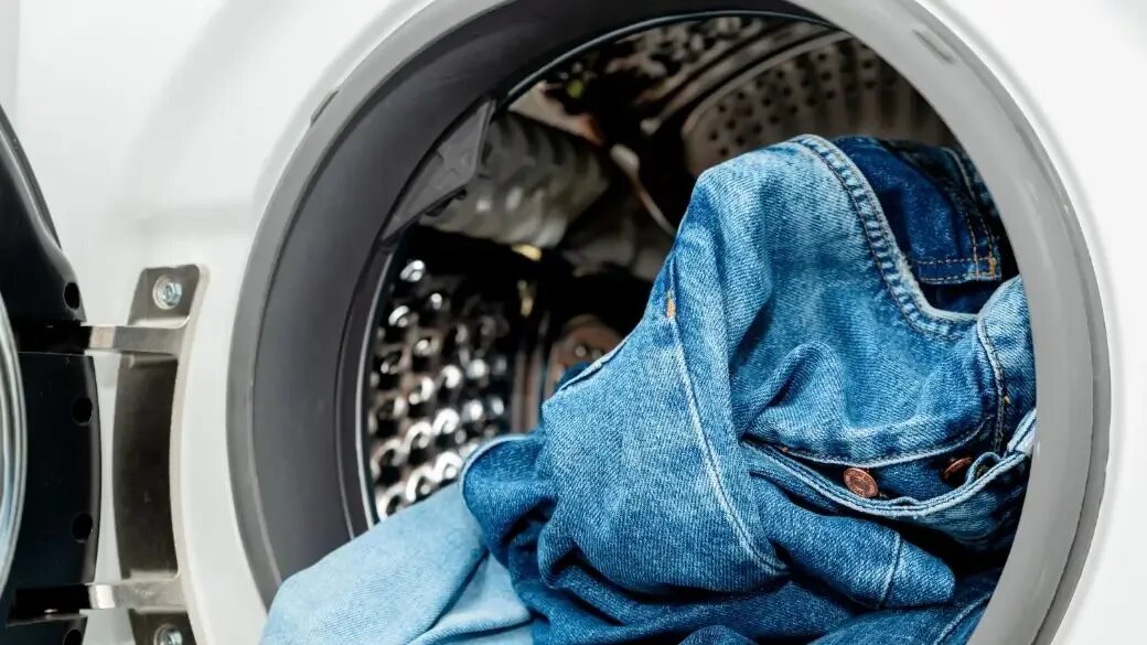 Reinigungsexperten sind sich einig: „Jeans nehmen nicht einmal Schweiß auf. Sie können viel seltener gewaschen werden, als Sie denken.“