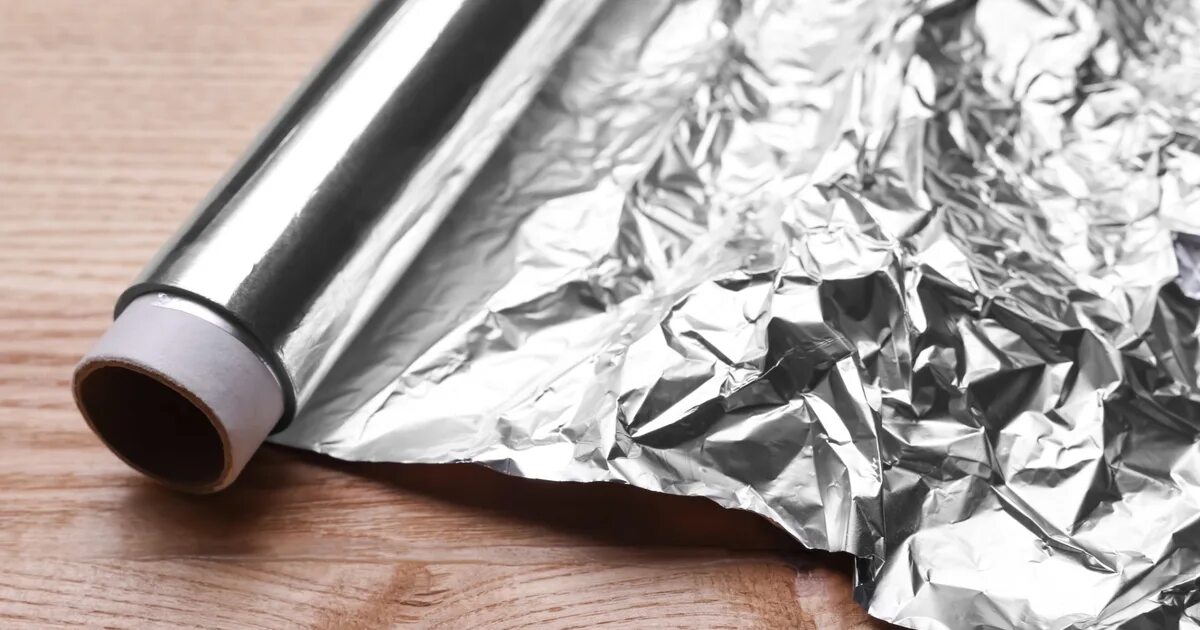 Entfernen Sie Eis aus dem Gefrierschrank in wenigen Minuten mit Aluminiumfolie: mühelos und energiesparend