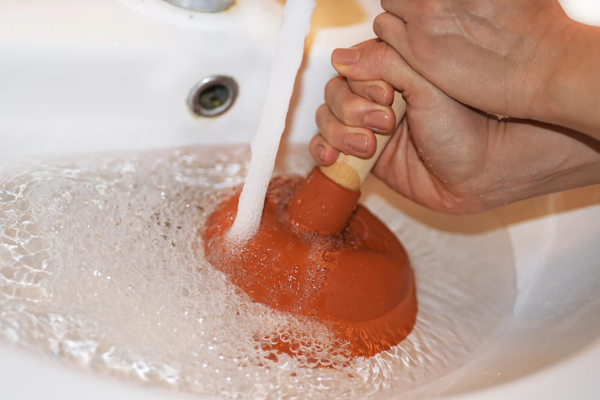 Dieser Klempner verrät Ihnen den einfachsten Weg, wie Sie ein verstopftes Waschbecken in 5 Minuten ohne chemische Mittel reinigen können.