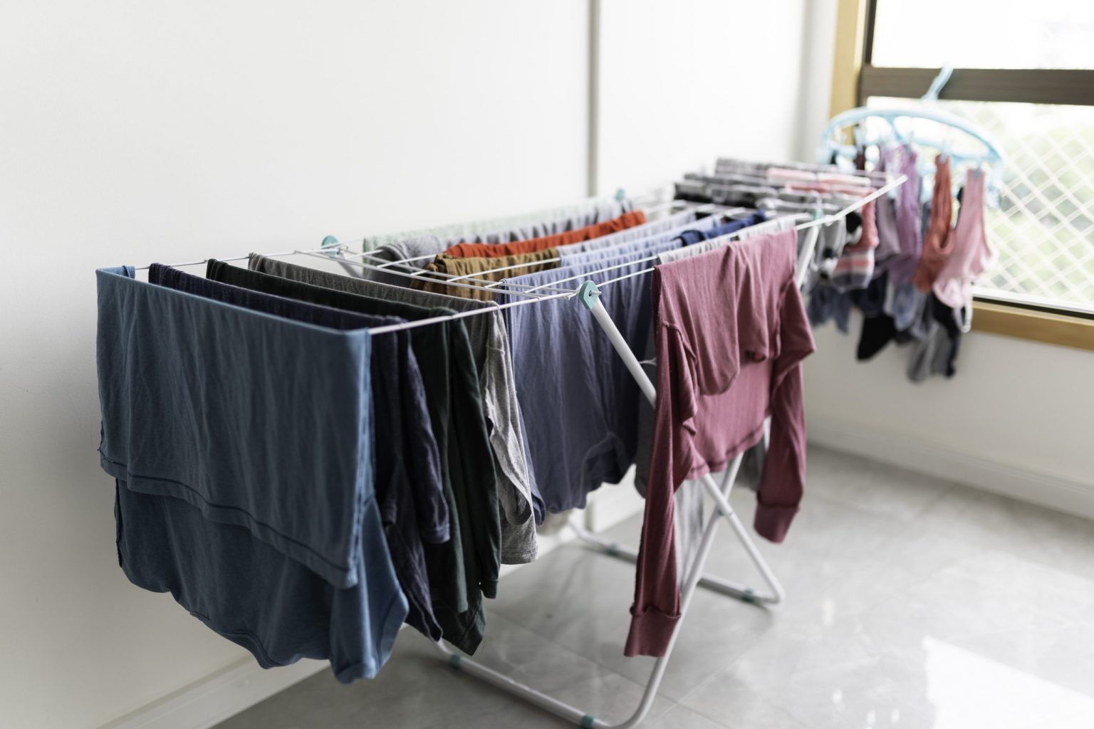 Wie man Kleidung bei hoher Luftfeuchtigkeit oder Regen schnell trocknet