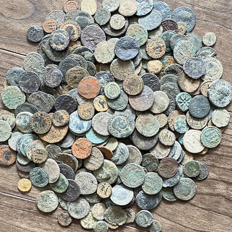 Metalldetektor entdeckt in Polen einen riesigen Schatz aus Münzen des 17. Jahrhunderts