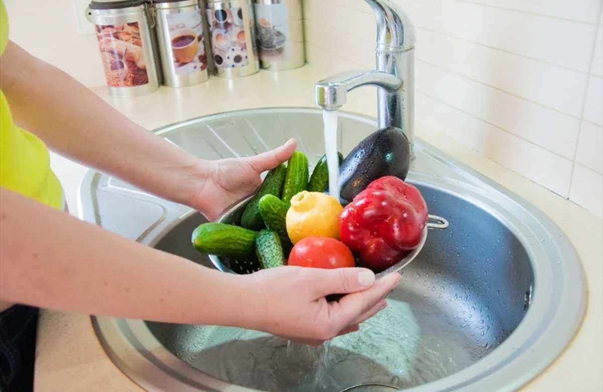 Ohne Bleichmittel und Reinigungsmittel: Die richtige Art, Obst und Gemüse zu waschen, um Pestizide ein für alle Mal loszuwerden