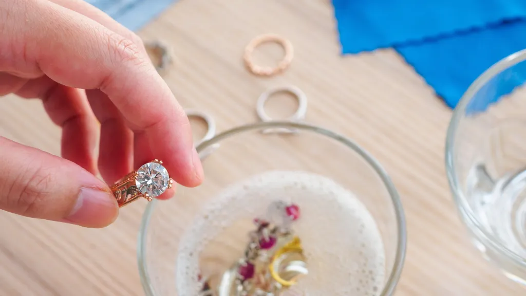 So reinigen Sie Goldschmuck: Eine schonende Methode, um ihm seinen Glanz zurückzugeben