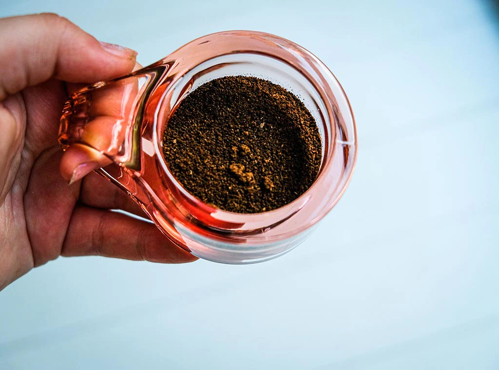 Dünger aus Kaffeesatz ist Gold wert, aber nur unter einer Bedingung. Andernfalls schaden Sie den Pflanzen mehr, als dass Sie ihnen nützen.