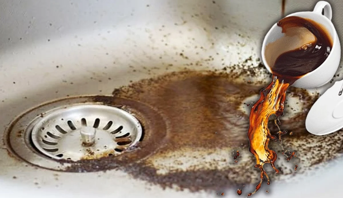 Wie man Kaffeesatz ohne chemische Mittel zum Reinigen des Waschbeckens verwendet
