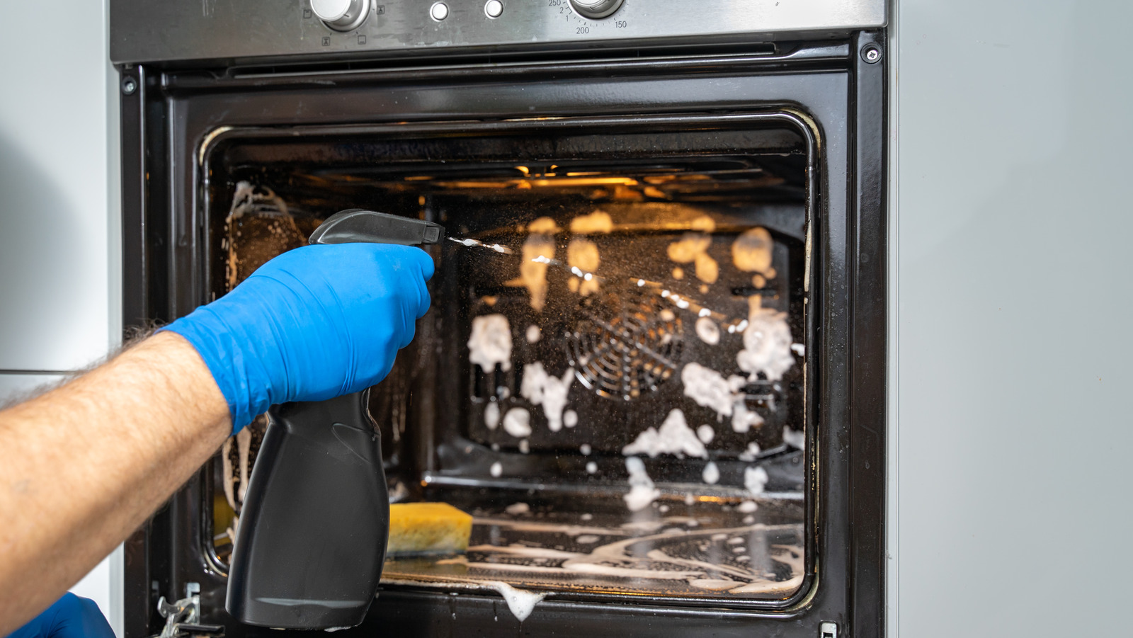 Küchenreinigung: Tipps zum einfachen Entfernen von Fett aus dem Backofen und der Dunstabzugshaube mit Natron und weißem Essig