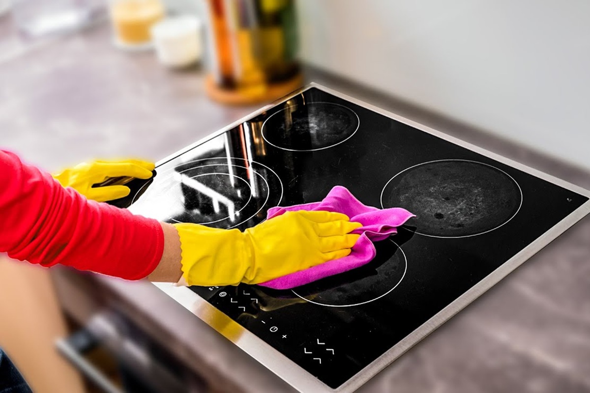 Ohne Essig und Backpulver: Eine einfache Methode, um den Backofen und den Herd in der Küche schnell zu reinigen