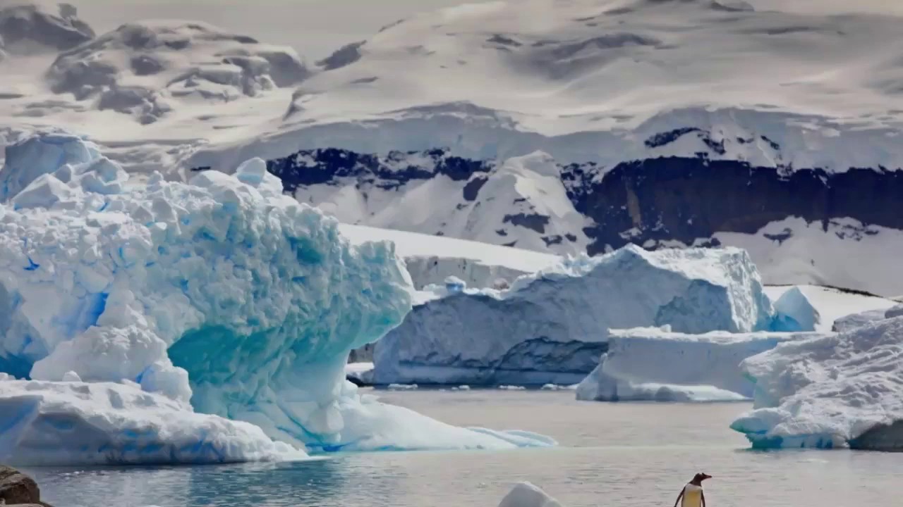Unter der Eisschicht schlummert nicht ein Kontinent, sondern etwas anderes: etwas, das erwacht, wenn das Eis bricht.