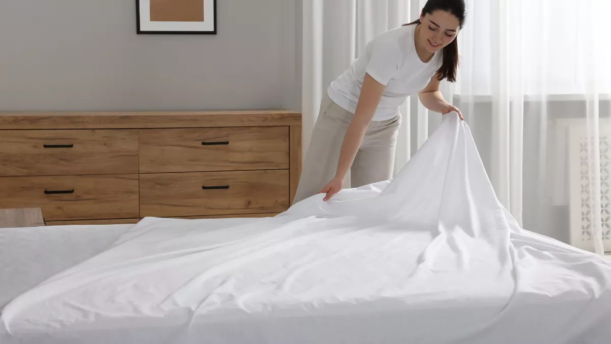 Schlafen in einem sauberen Bett: Wie oft sollte man Bettwäsche wechseln und wie sollte man sie am besten waschen?
