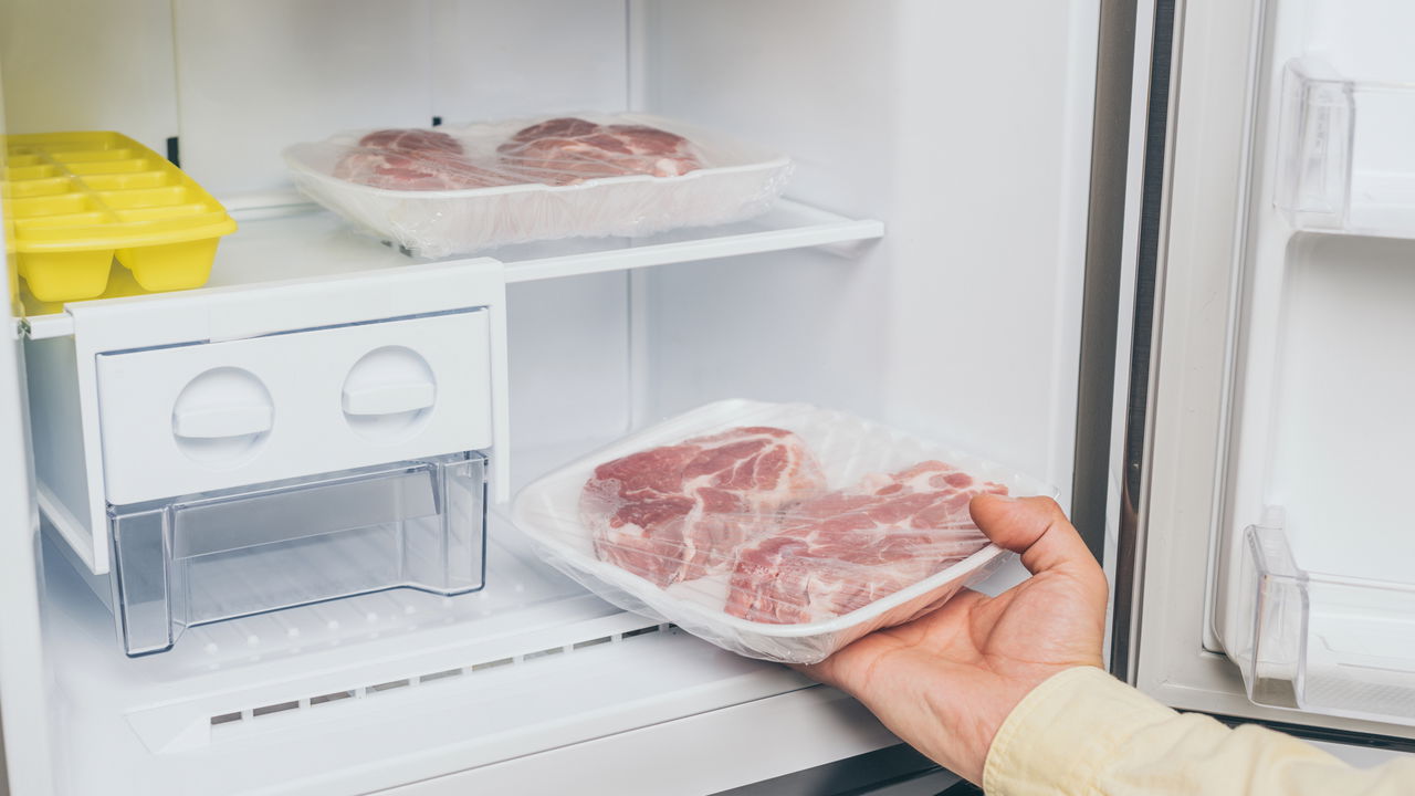 Entfernen Sie Eis aus Ihrem Gefrierschrank in wenigen Minuten mit Aluminiumfolie und sparen Sie Energie
