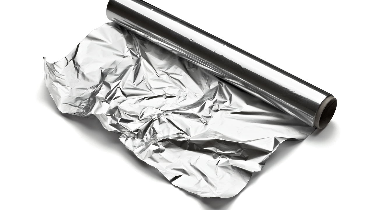 Entfernen Sie Eis aus Ihrem Gefrierschrank in wenigen Minuten mit Aluminiumfolie und sparen Sie Energie