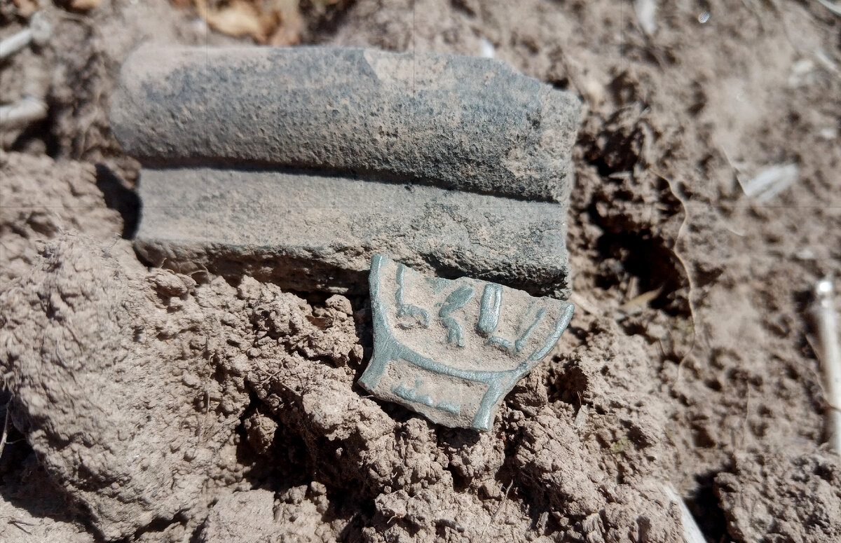 Es handelt sich um eine Bronzeschatulle, die jedoch ein heiliges römisches Bauwerk darstellt