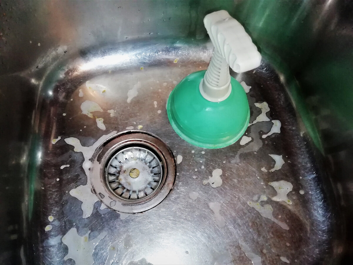 Eine einfache Methode, um das Waschbecken zu Hause ohne aggressive Chemikalien zu reinigen
