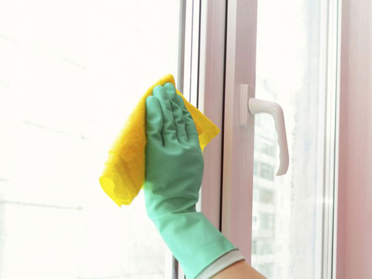 Geben Sie einige Tropfen zu Backpulver hinzu und wischen Sie die Fensterrahmen ab. Das Ergebnis? Weiß wie neu!