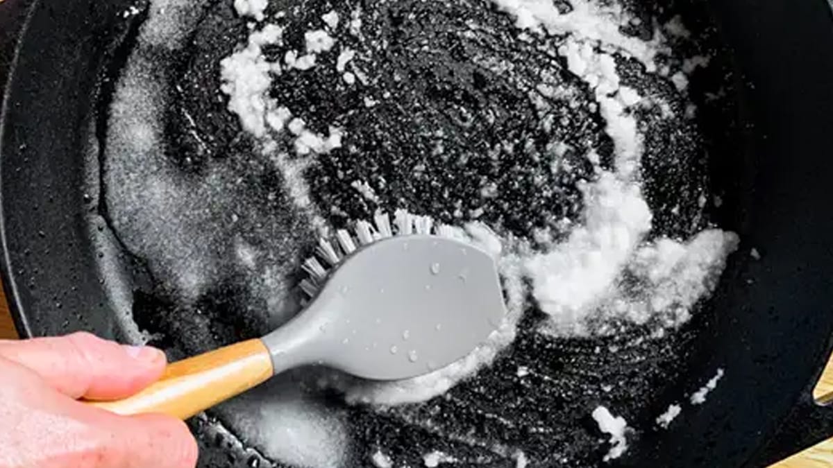 Das magische Geheimnis, wie man Fett aus Pfannen ohne Essig und Backpulver entfernt