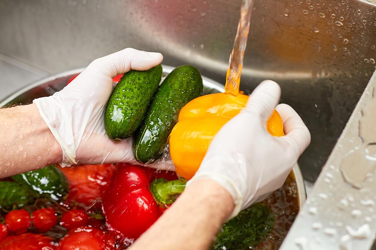 Ohne Bleichmittel und Reinigungsmittel: Die richtige Art, Obst und Gemüse zu waschen, um Pestizide ein für alle Mal loszuwerden