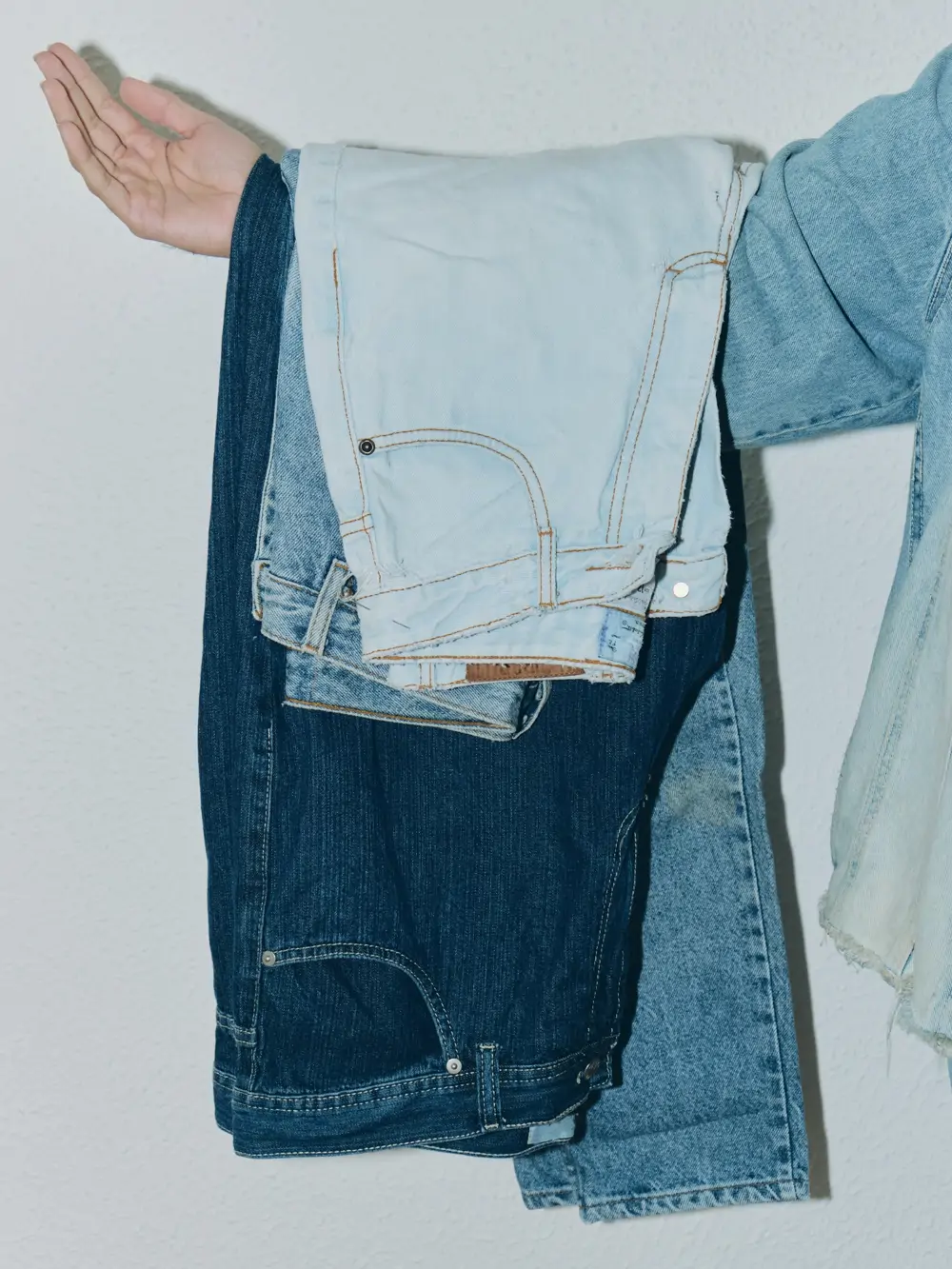 Reinigungsexperten sind sich einig: „Jeans nehmen nicht einmal Schweiß auf. Sie können viel seltener gewaschen werden, als Sie denken.“