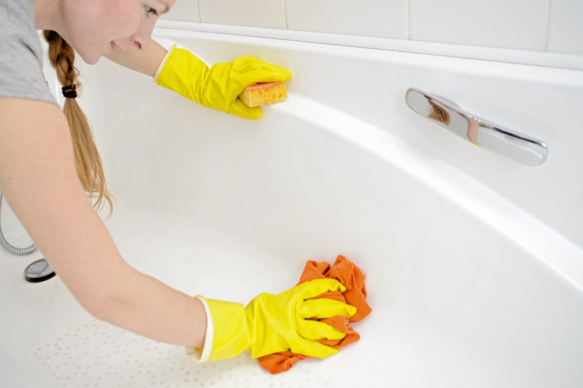Ich gieße ein halbes Glas der Lösung in die Badewanne und voilà. Sie glänzt wie neu und ohne Streifen.