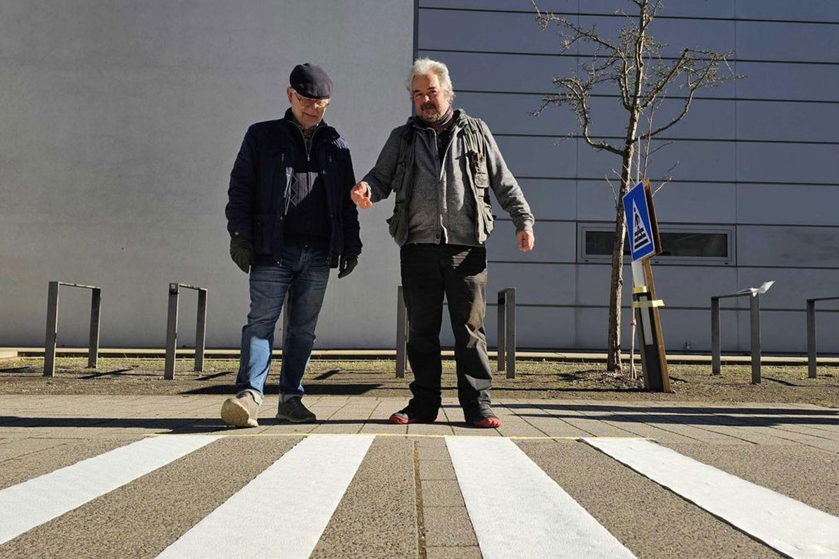 Die psychologische Bedeutung des Handwinkens an Autos beim Überqueren der Straße.