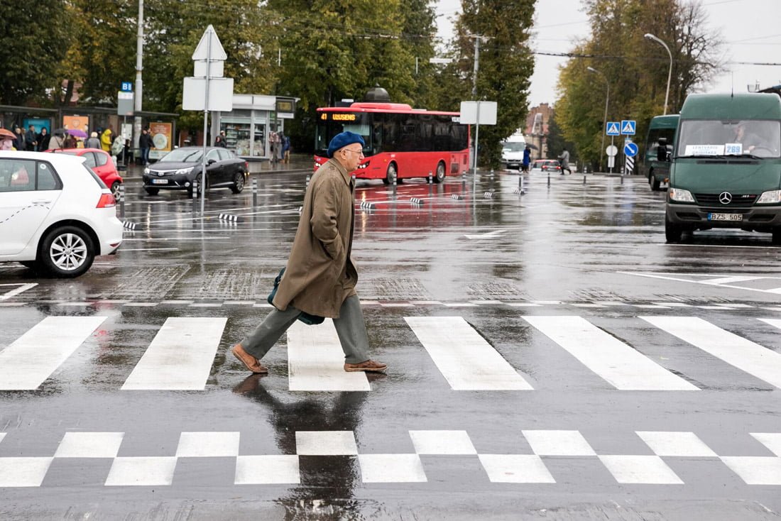 Die psychologische Bedeutung des Handwinkens an Autos beim Überqueren der Straße.
