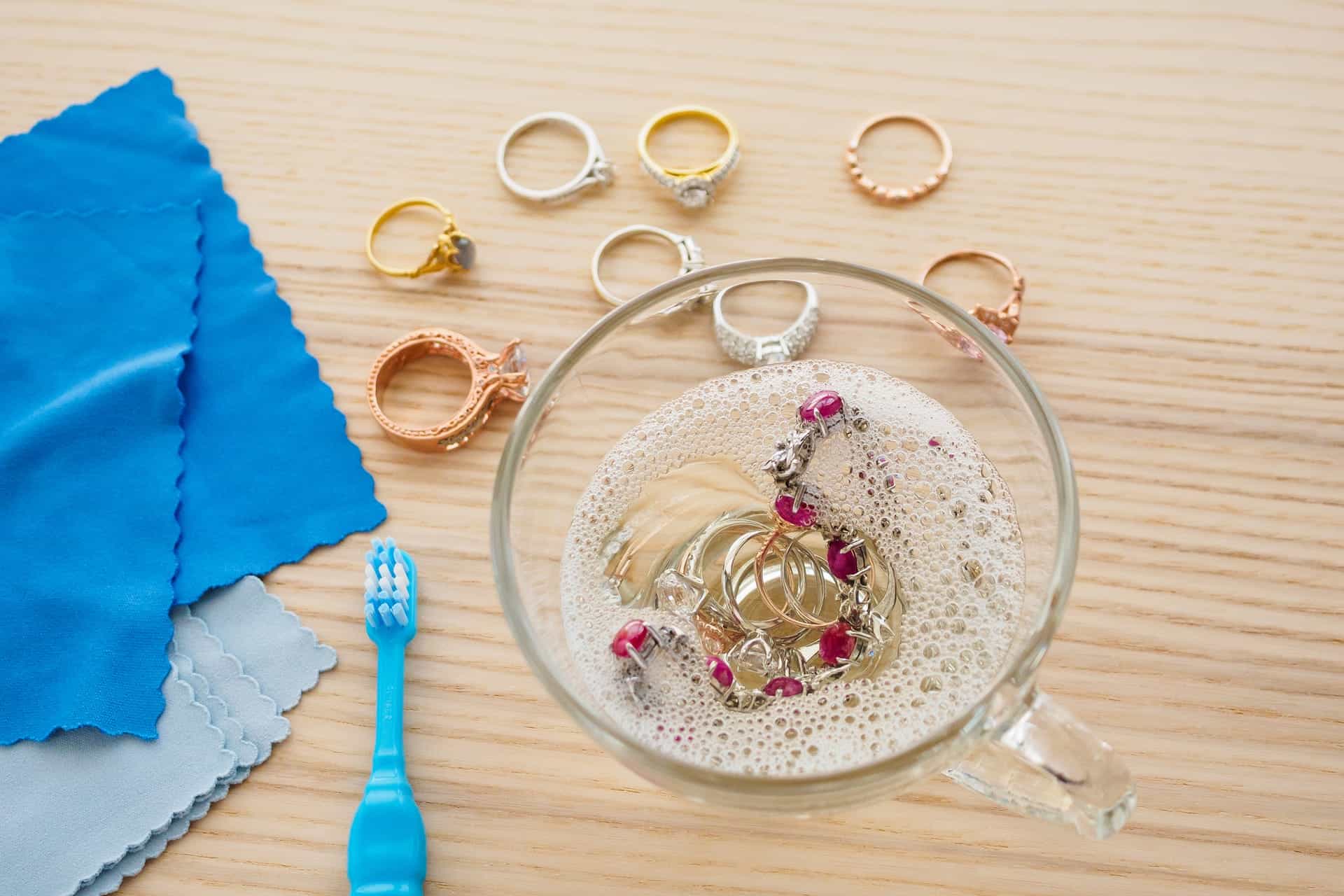 Ohne Seife und Backpulver: eine einfache und effektive Methode, um Schmuck zu reinigen und ihm sein ursprüngliches Aussehen zurückzugeben